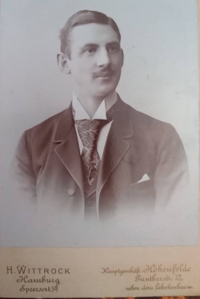 1900 mężczyzna we wzorzystym krawacie